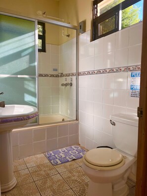 A bathroom with a sink, toilet, and shower area. - Hotel Casa Ki'iil San Juan La Laguna  (San Juan La Laguna)