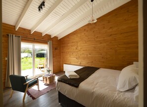 Superior Double Room | Premium bedding, down duvets, memory-foam beds, individually furnished - Vuelta al Sur (Guest House) (Cochamó)