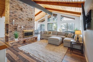 TV - Tree-Lined Gold Beach Retreat w/ Multiple Decks! (Gold Beach)
