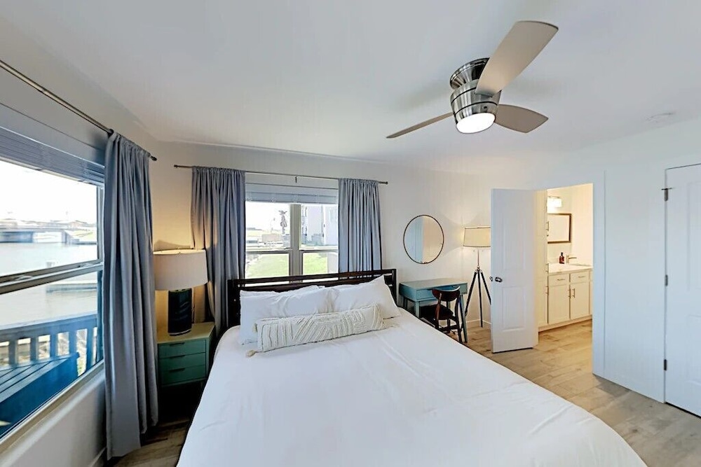 A closer look at Oceanfront Condos With Private Boat Slips And Private Pools