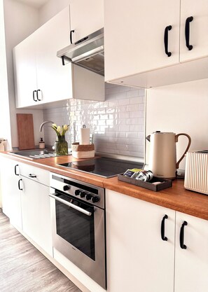 Fridge, microwave, oven, stovetop