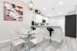 Dining - "Everglade Kiss" 3bedroom 2bath 65in tv, BBQ, 16 jets hot tub, playground (Port Charlotte)