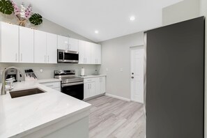 Fridge, microwave, oven, stovetop - "Everglade Kiss" 3bedroom 2bath 65in tv, BBQ, 16 jets hot tub, playground (Port Charlotte)