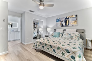 3 bedrooms, iron/ironing board, travel cot, WiFi - "Everglade Kiss" 3bedroom 2bath 65in tv, BBQ, 16 jets hot tub, playground (Port Charlotte)