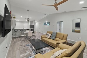 Smart TV, video games - "Everglade Kiss" 3bedroom 2bath 65in tv, BBQ, 16 jets hot tub, playground (Port Charlotte)