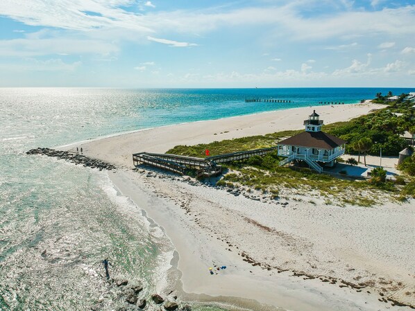 Beach - "Everglade Kiss" 3bedroom 2bath 65in tv, BBQ, 16 jets hot tub, playground (Port Charlotte)