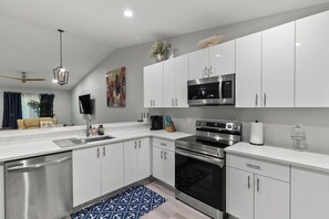 Fridge, microwave, oven, stovetop - "Everglade Kiss" 3bedroom 2bath 65in tv, BBQ, 16 jets hot tub, playground (Port Charlotte)