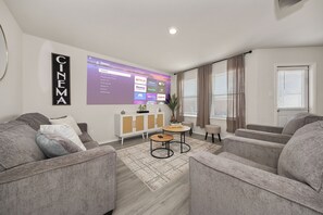 Smart TV - Lackland Ultimate Family Haven! Located near San Antonio's top attractions! (San Antonio)