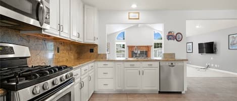 Kylskåp, mikrovågsugn, ugn och spishäll