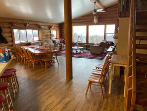 Living area - Flat Fish Lodge B&B (Homer)