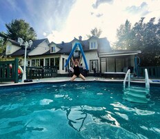 Piscine extérieure en saison, chaises longues