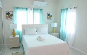 3 bedrooms, iron/ironing board, travel crib, free WiFi - LEMONADE, Option of Daily Breakfast, Beach Access (Negril)