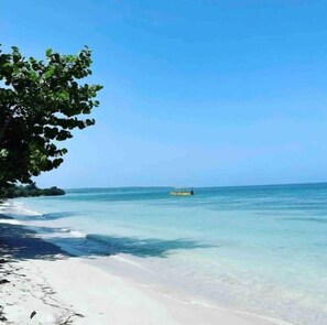 Beach towels - LEMONADE, Option of Daily Breakfast, Beach Access (Negril)