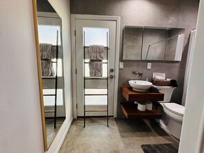 Dusj, hårføner, håndklær og såpe