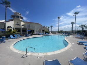 Una piscina al aire libre, una piscina climatizada