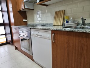 Kjøleskap, mikrobølgeovn, ovn og oppvaskmaskin