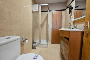 Bathtub, hair dryer, towels