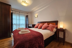 3 bedrooms, WiFi (free), bed sheets
