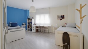 3 bedrooms, iron/ironing board, free WiFi, bed sheets