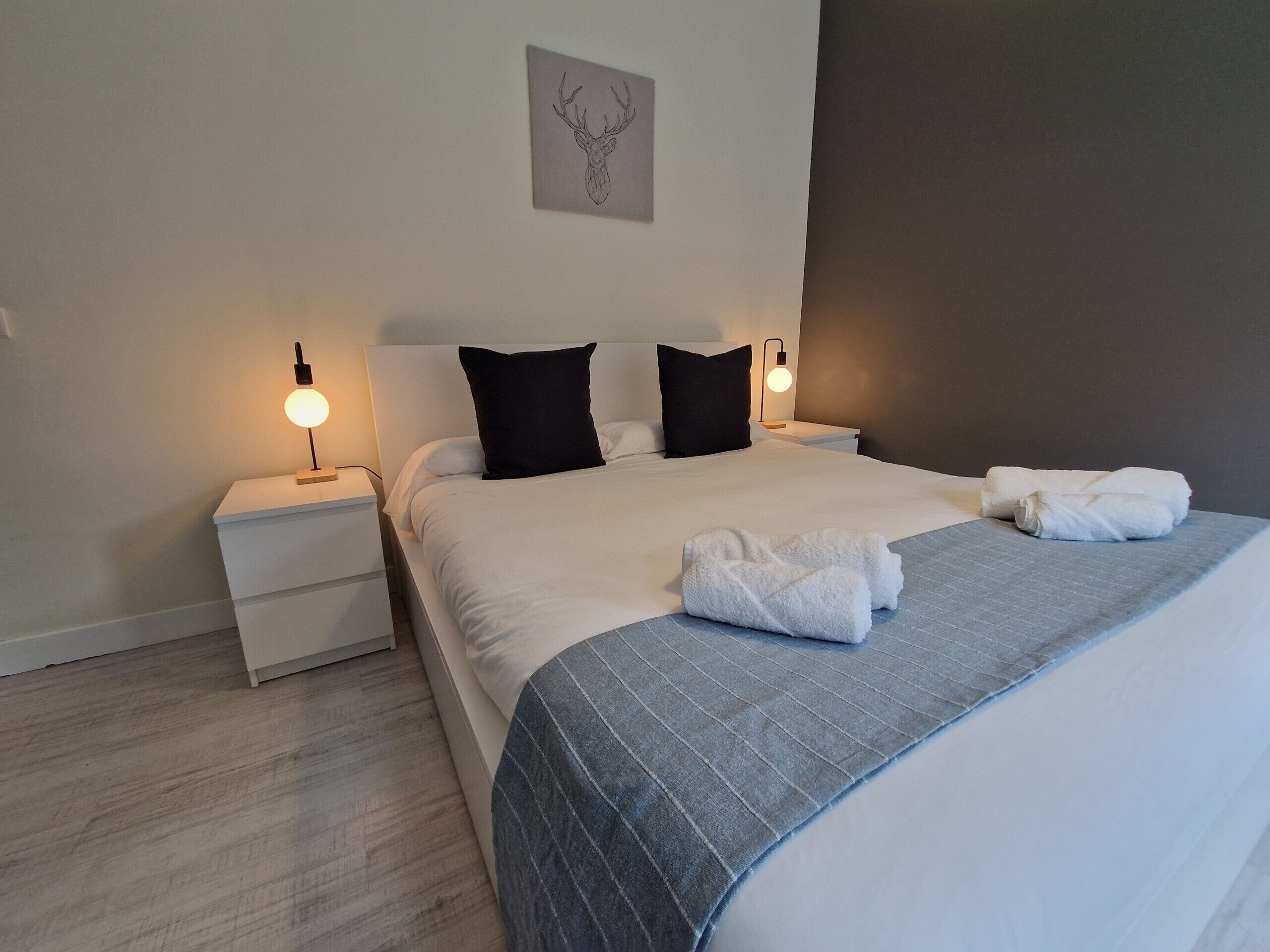 3 makuuhuonetta, silitysrauta/-lauta, ilmainen Wi-Fi, vuodevaatteet