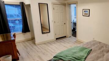 1 bedroom, desk, iron/ironing board, WiFi