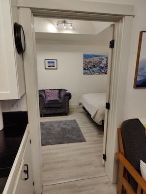 2 bedrooms, desk, iron/ironing board, WiFi - HotTub, Fast WiFi, cozy & convenient-Casita Morado (Portland)