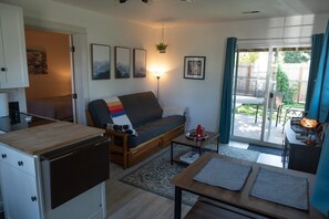 Smart TV - HotTub, Fast WiFi, cozy & convenient-Casita Morado (Portland)