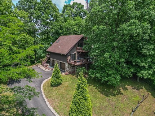Hillside Hideaway in Marietta, OH:  4 beds, 2 baths, stunning views!



