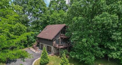 Hillside Hideaway in Marietta, OH: 4 beds, 2 baths, stunning views!