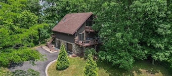 Hillside Hideaway in Marietta, OH: 4 beds, 2 baths, stunning views!