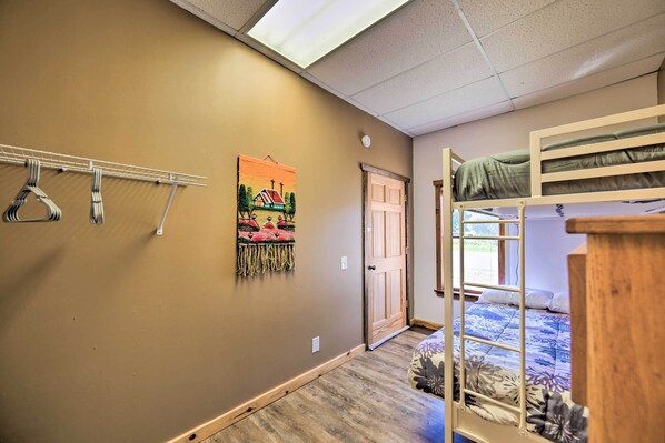 Apartment (3 Bedrooms) | Interior - 2 Mi to Ice Caves: Pet-friendly Eben Junction Apt (Eben Junction)