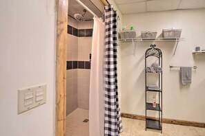 Apartment (3 Bedrooms) | Interior - 2 Mi to Ice Caves: Pet-friendly Eben Junction Apt (Eben Junction)