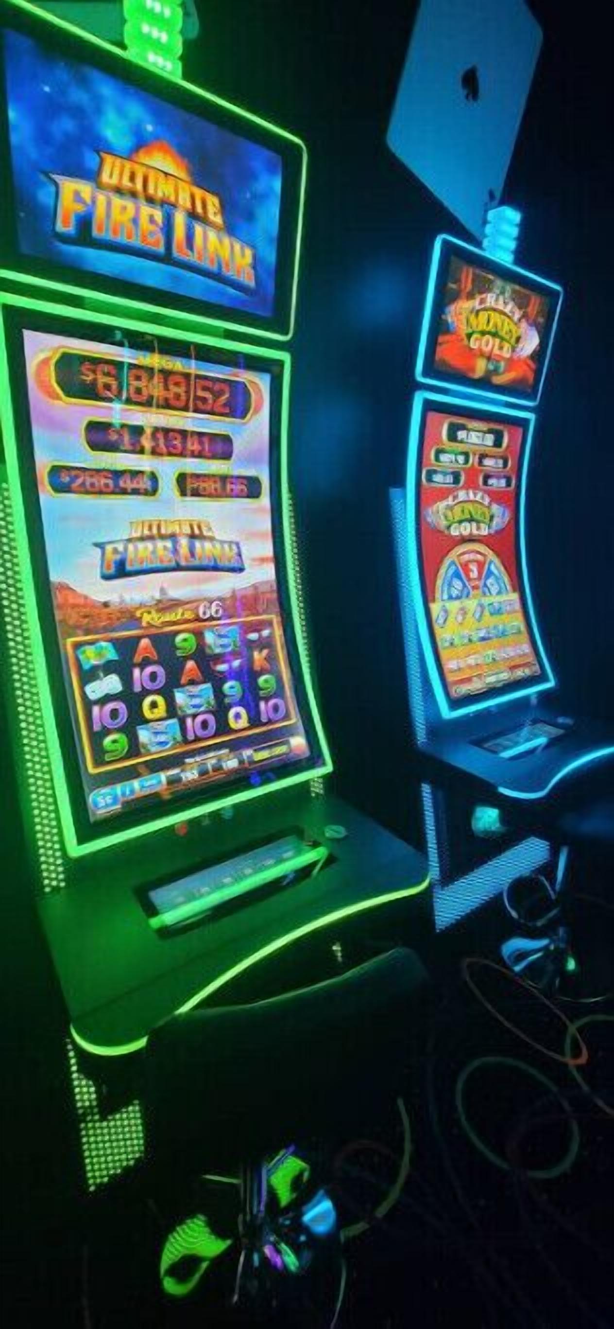 Slot machines with the text "Ultimate Fire Link" and "Crazy Money" on their screens.