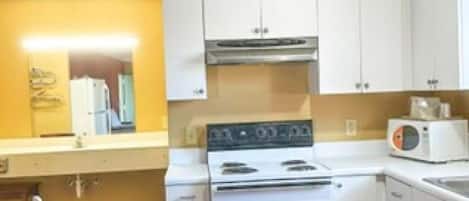 Habitación, 2 camas Queen size, para no fumadores, cocineta | Cocineta privada | Frigobar, microondas, cafetera y tetera y comedor