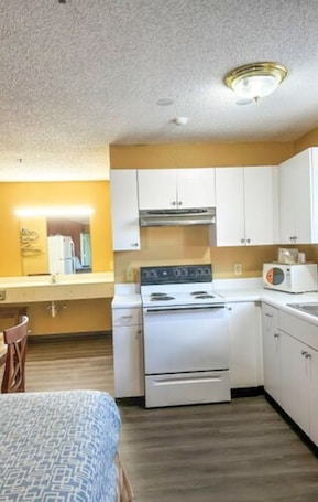 Room, 2 Queen Beds, Non Smoking, Kitchenette | Private kitchenette | Mini-fridge, microwave, coffee/tea maker, dining tables