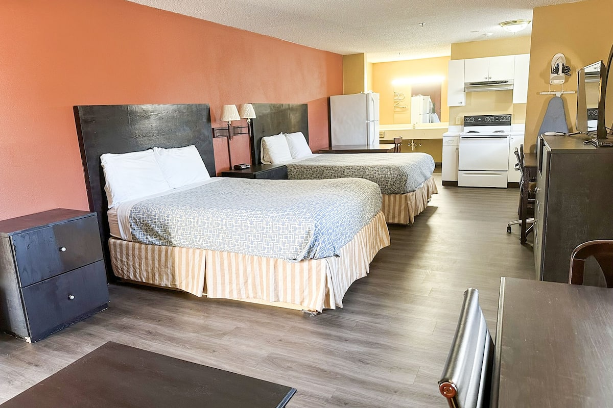 Kamer, 2 queensize bedden, niet-roken, kitchenette | 1 slaapkamer, een bureau, een strijkplank/strijkijzer, gratis wifi