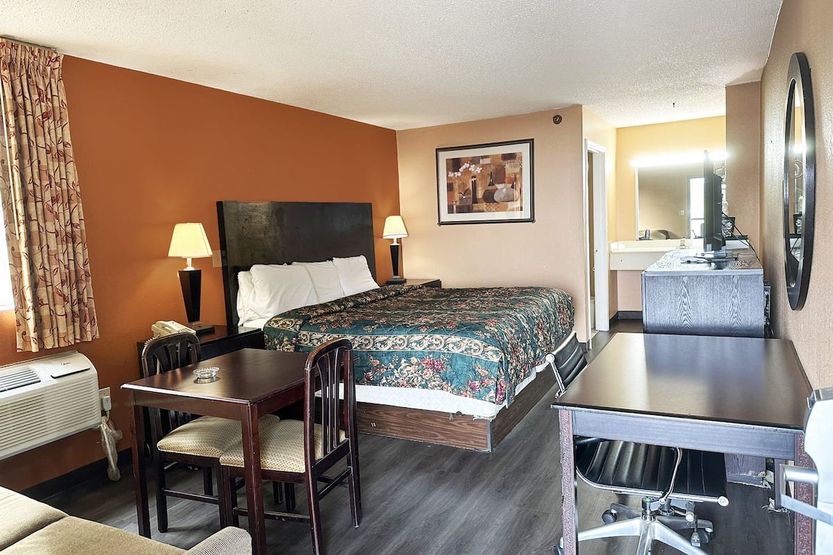 Suite, 1 kingsize bed, roken | 1 slaapkamer, een bureau, een strijkplank/strijkijzer, gratis wifi