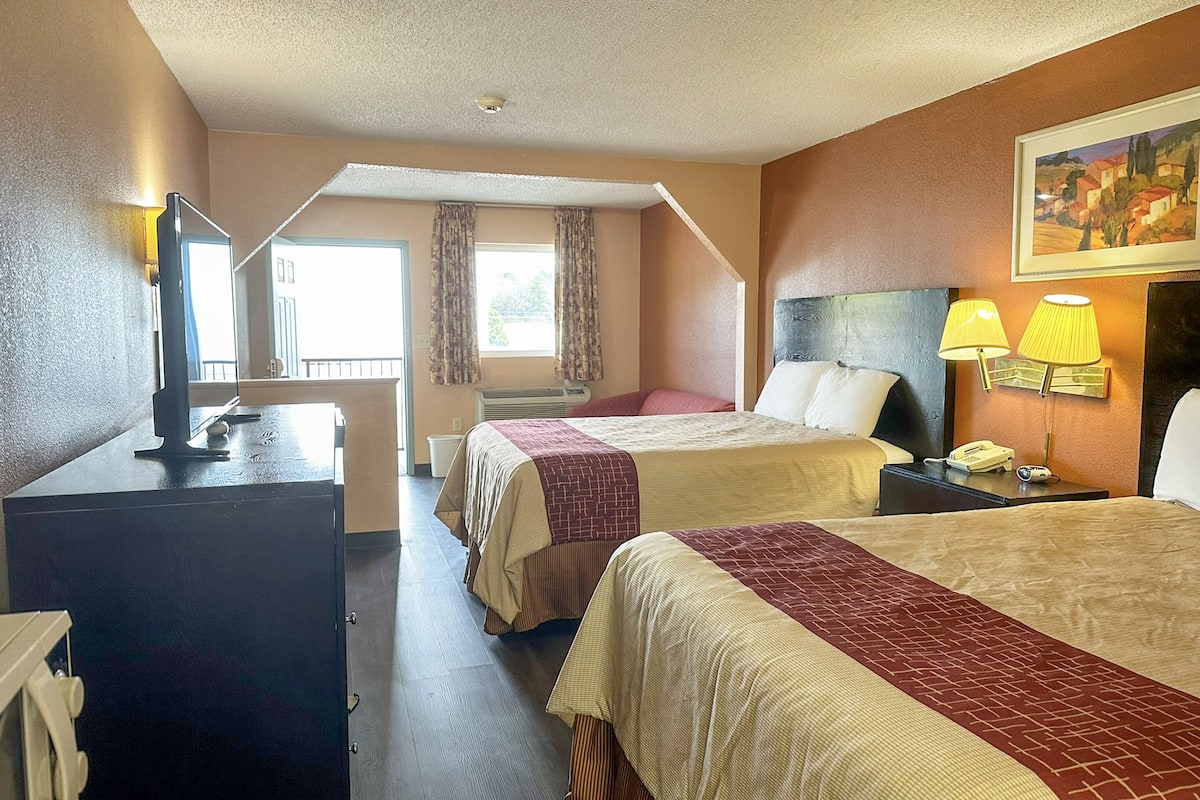 Suite, 2 queensize bedden, niet-roken | 1 slaapkamer, een bureau, een strijkplank/strijkijzer, gratis wifi
