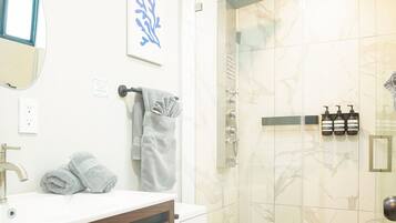 City Apartment | Bathroom | Shower, hydromassage showerhead, hair dryer, towels