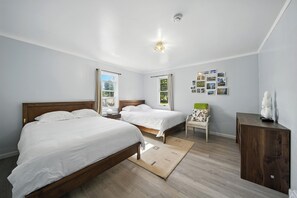 5 bedrooms, desk, iron/ironing board, travel crib