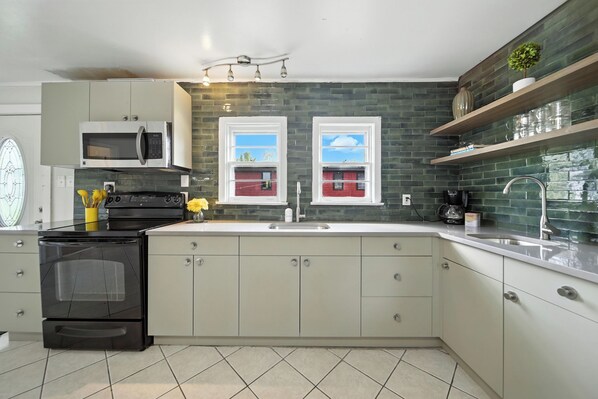 Fridge, oven, stovetop, dishwasher