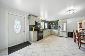 Fridge, oven, stovetop, dishwasher