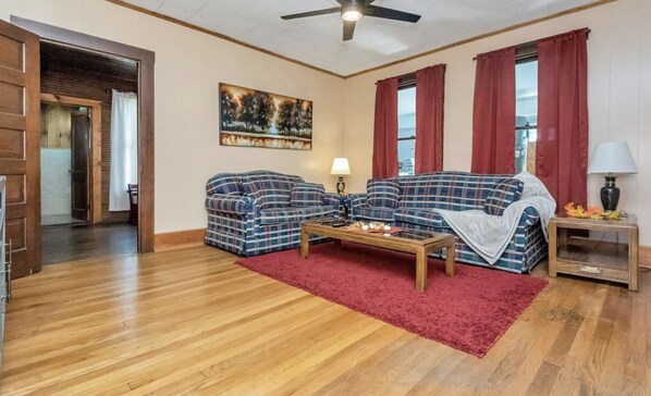 Living area - Quaint Farmhouse (Piney Creek)