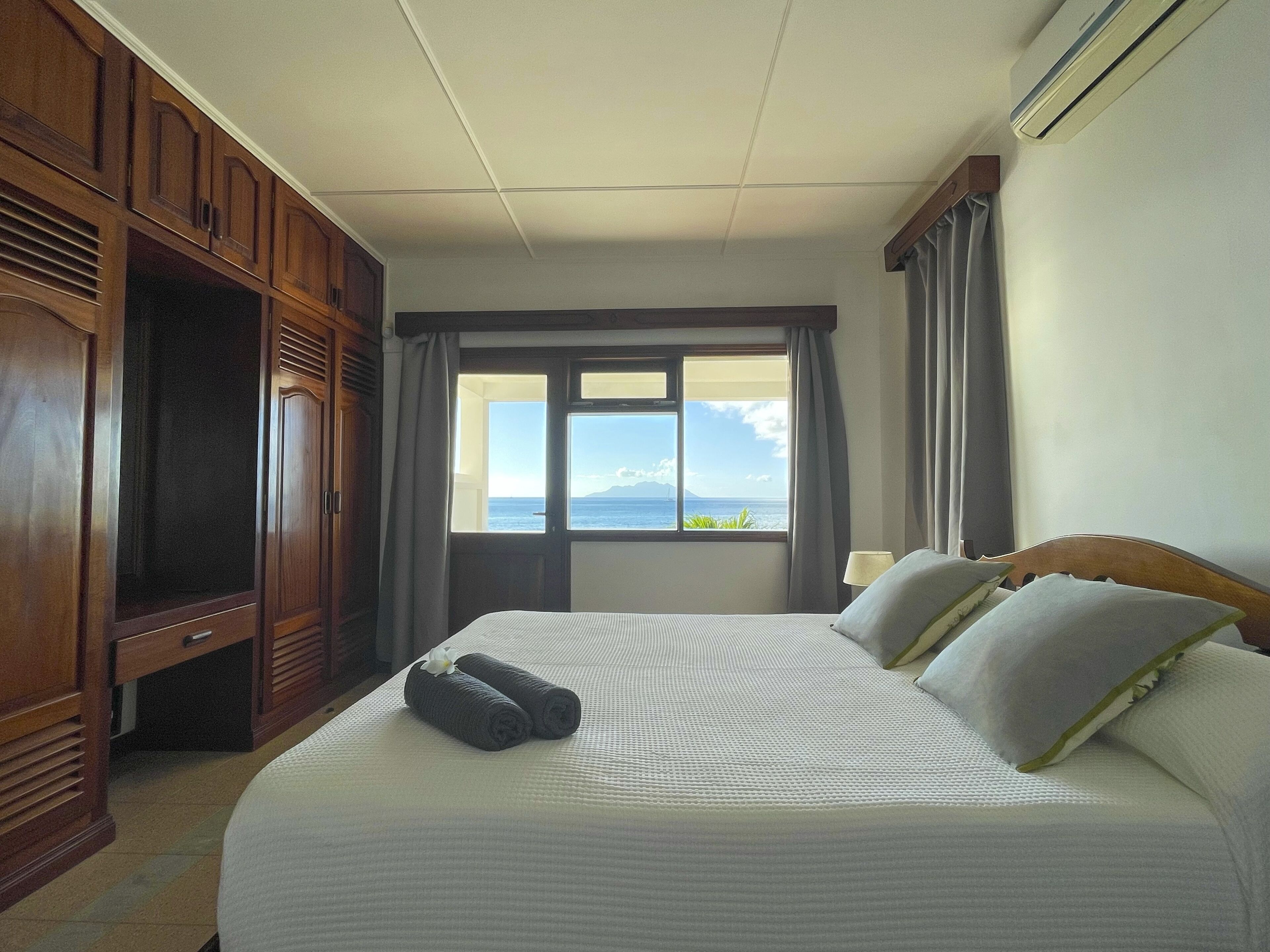 Villa | 3 bedrooms, in-room safe, desk, laptop workspace