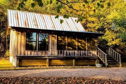 Caddo River Shack - 2 secluded acres with Kayaks and outdoor tub - Pet Friendly