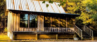 Caddo River Shack - 2 secluded acres with Kayaks and outdoor tub - Pet Friendly