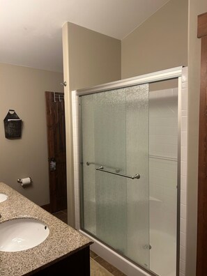 Dusj, hårføner, håndklær og såpe