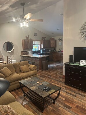 Smart TV - Family size Barndo,  Side by Side friendly......Lots of Trails to explore. (Sunbright)