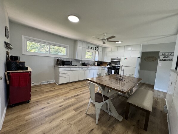 Private kitchen - Cozy Retreat Historic St. Peters (St. Peters)