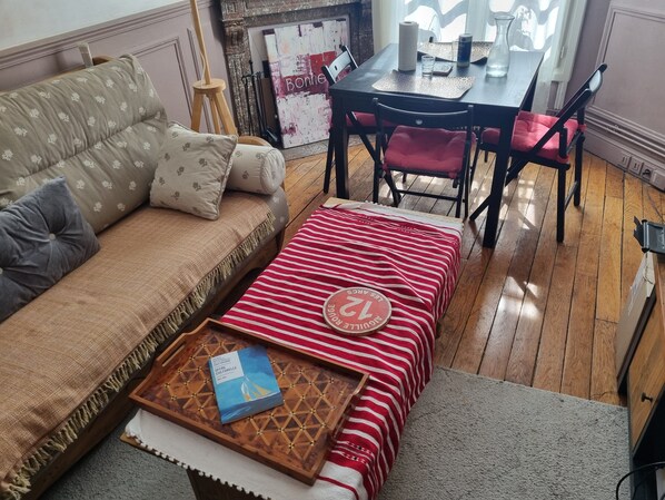 Smart TV, chimenea, libros y impresora 